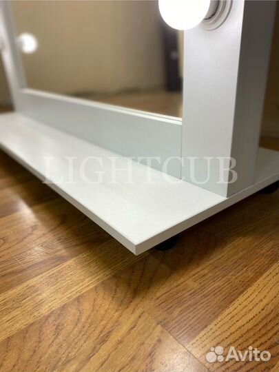 Гримерное зеркало с лампочками