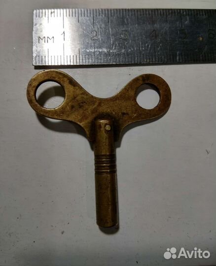 Часы, ключ и маятник для часов