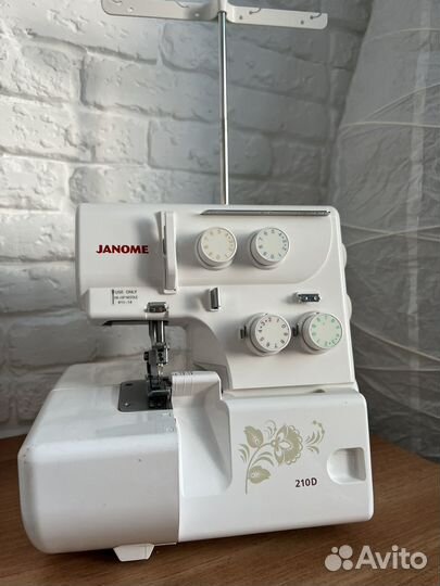 Отличный оверлок Janome 210 d