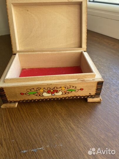 Деревянная шкатулка