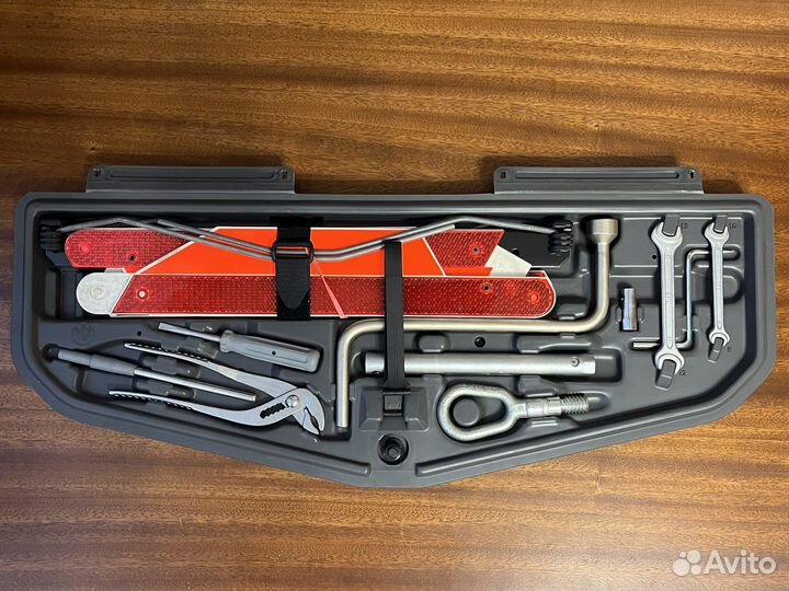 Штатный ящик с инструментами бмв Е31 Е38 Е39