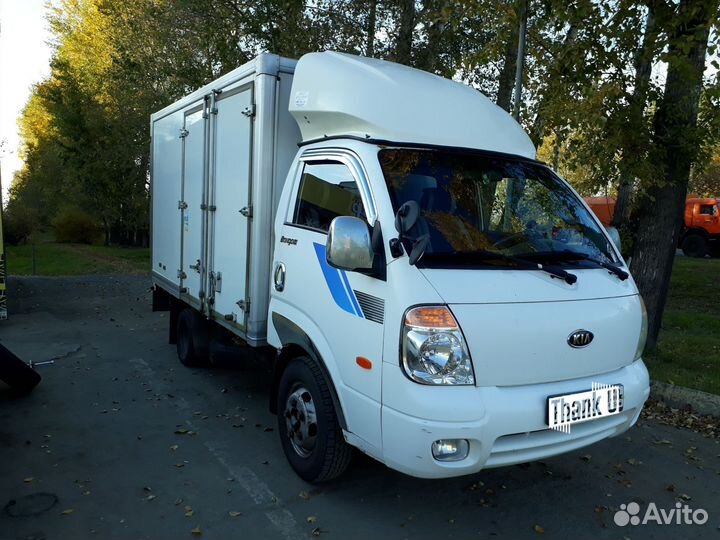 Водитель со своим грузовым авто