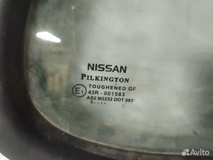 Стекло двери задней правой (форточка) Nissan Almer