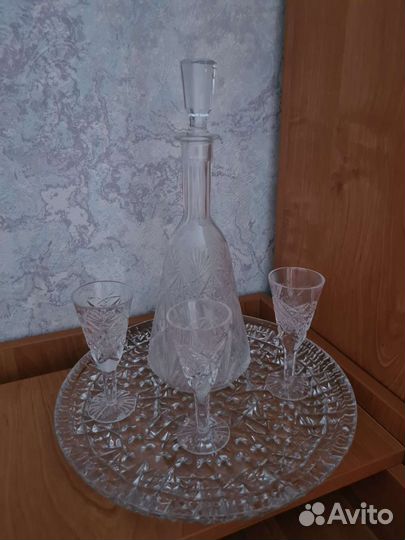 Графин хрустальный, рюмки и поднос