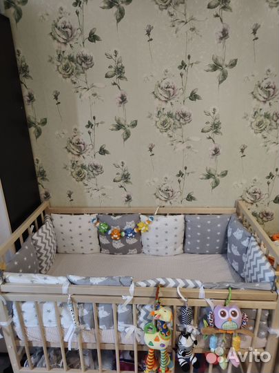 Детская кроватка с маятником