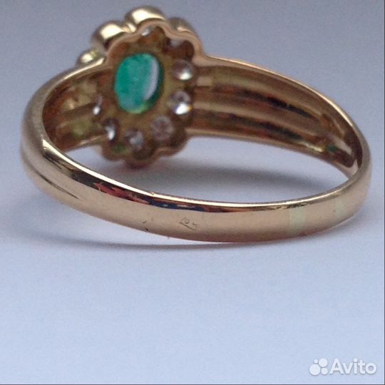 Кольцо с изумрудом и бриллиантами. Золото 750