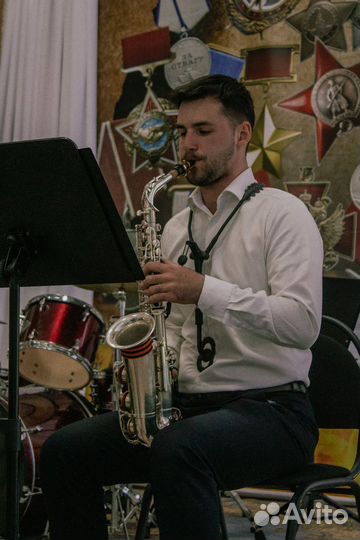 Саксофонист в кавер группу