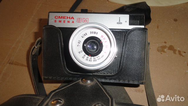 Старинная электробритва и фотоаппарат