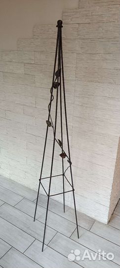 Опора для уличных цветов кованая