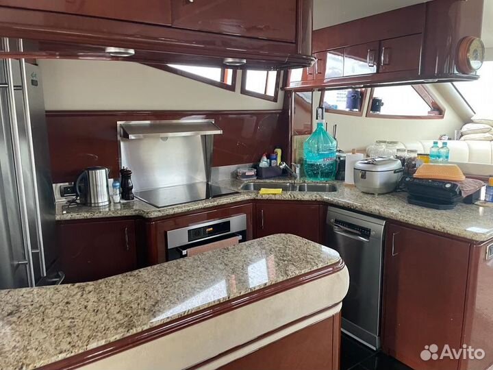 Моторная яхта, катер