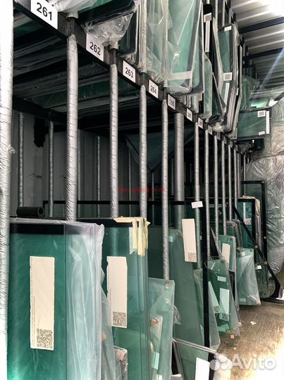 Стекло переднее нижнее левое Komatsu WB93R-5 / WB9