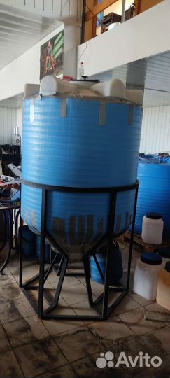 Емкость пластиковая под воду 1000 л