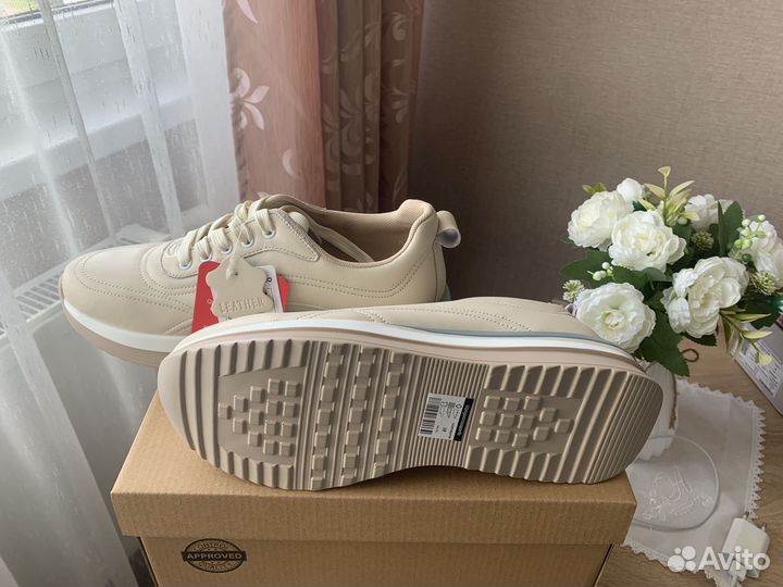 Кроссовки женские