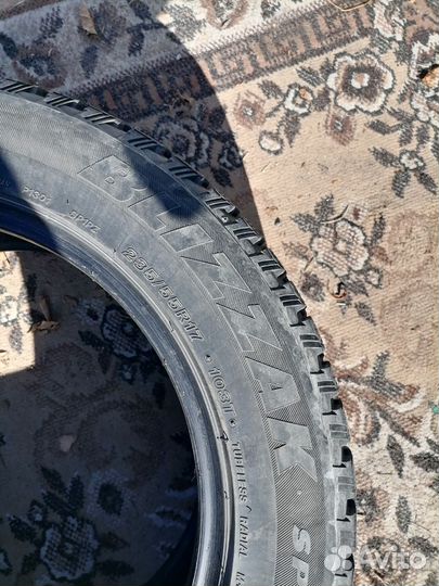 Bridgestone Blizzak Spike-01 235/55 R17