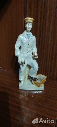 Фарфоровые статуэтки казак и каменщик