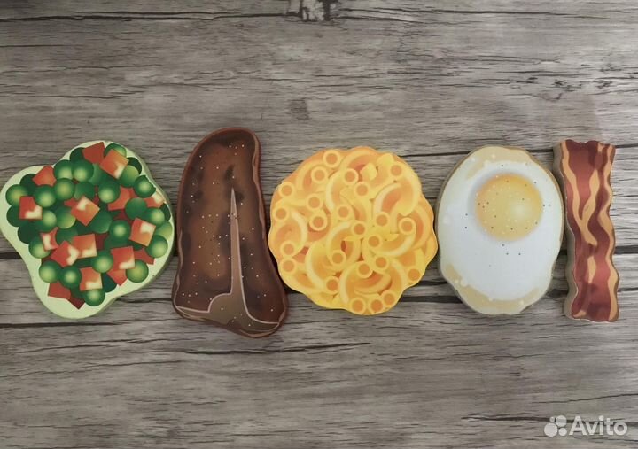 Деревянная плита с посудой и набором продуктов