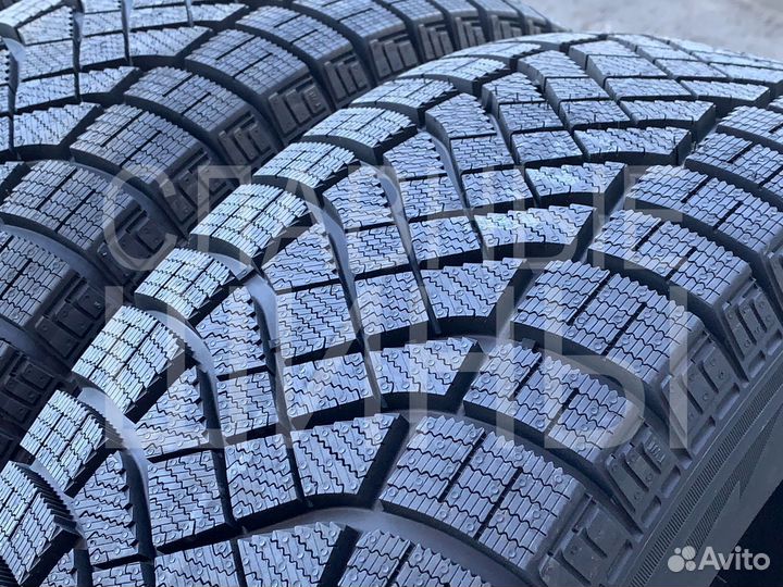 Pirelli Ice Zero FR 215/55 R17 98H