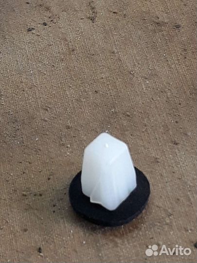 Мазда клипса пластиковая mazda