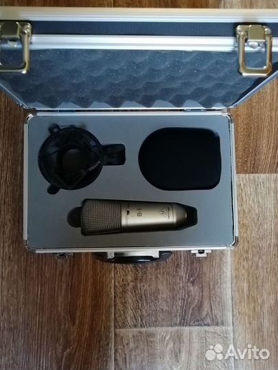 Behringer B-1 со стойкой