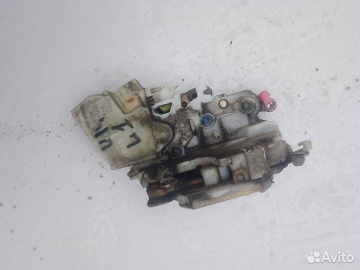 Замок двери левый Nissan