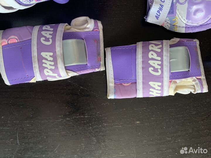 Роликовые коньки с защитой и шлемом в рюкзаке