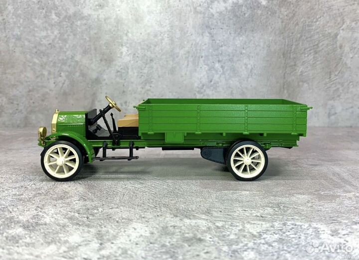 Коллекционная модель авто уайт-амо 1:43