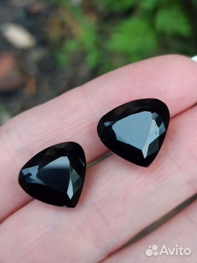 Природный чёрный турмалин шерл