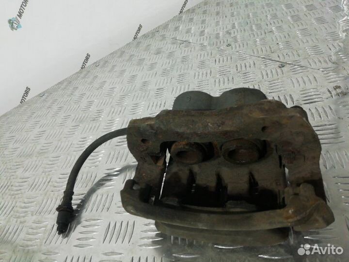 Суппорт передний правый Toyota Crown Majesta