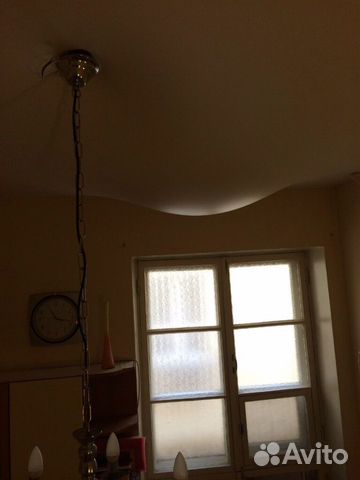 Слив воды с натяжного потолка