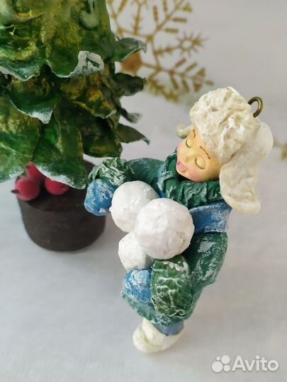 Мальчик со снежками