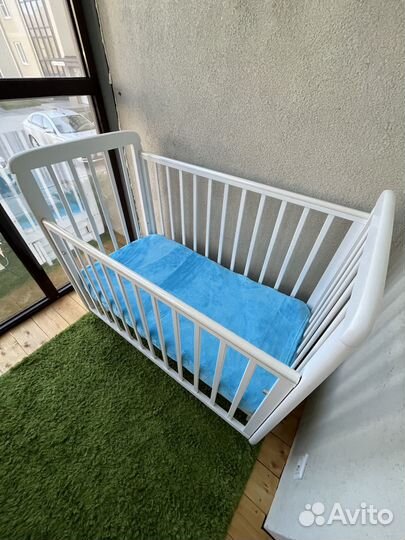 Детская кроватка с маятником и ящиком, цвет белый