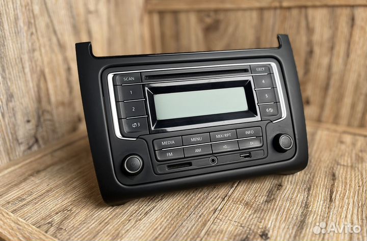 Штатная магнитола с рамкой на Volkswagen Polo