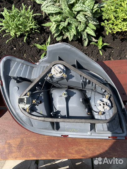 Фонарь правый задний Toyota vitz 99-04