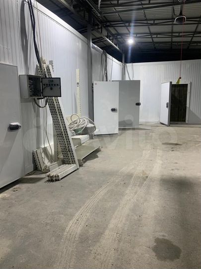 Отдельно стоящее здание с навесом, 300 м²