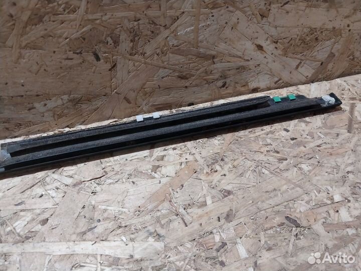 Молдинг стекла задний левый Nissan Primera P12