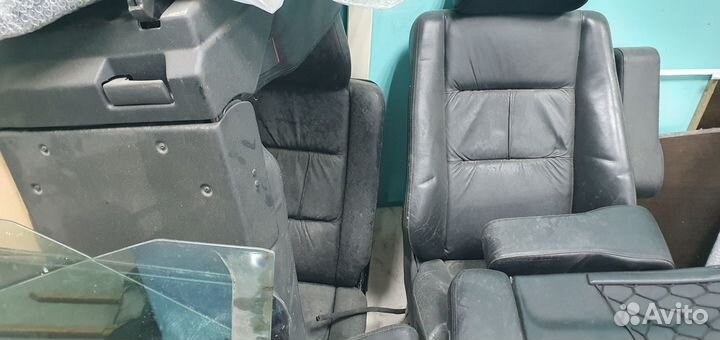 Продам комплект сидений - черная кожа с подлокотни