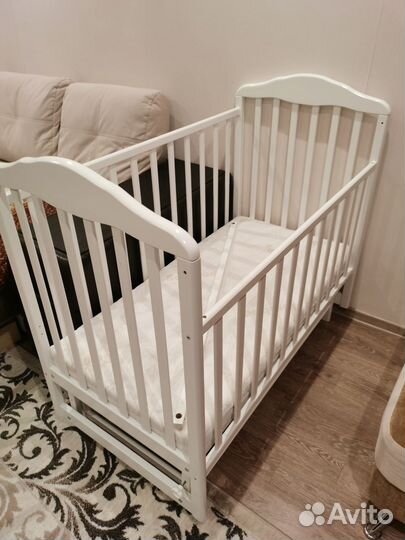 Детская кроватка с поперечным маятником