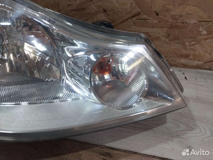 Фара правая Renault Symbol 2 сломаны все крепления