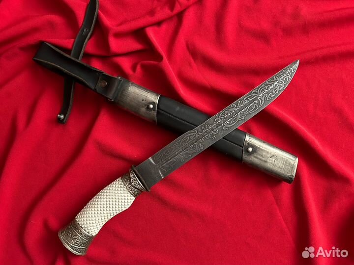 Нож из дамасской стали с подвесом