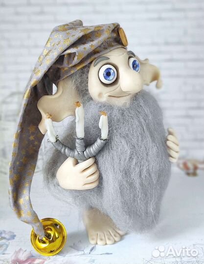 Серый гном домовой, в колпаке с колокольчиком