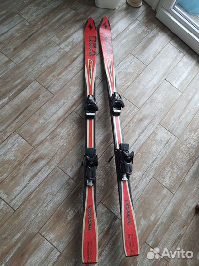 Горные лыжи с креплениями и ботинками. Палки в