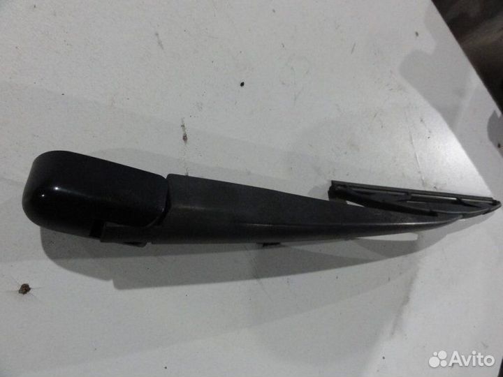 Поводок стеклоочистителя задний Infiniti Qx56 1