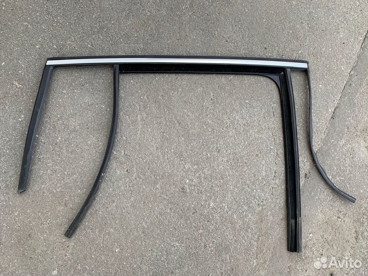 Молдинг рамки задней правой двери Tiguan 1