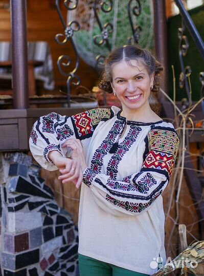 Вышитая в народном старинном стиле блуза