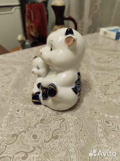 Статуэтка фарфор, Веселая свинка
