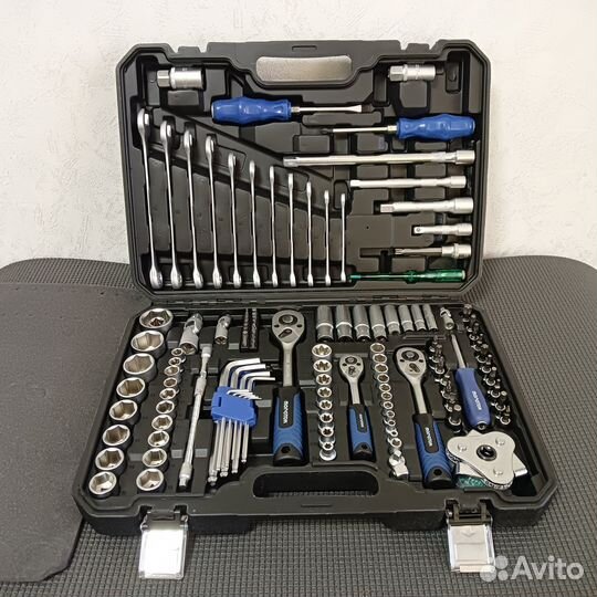 Набор ключей и головок,инструментов для авто.121