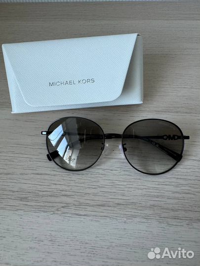 Солнцезащитные очки женские брендовые