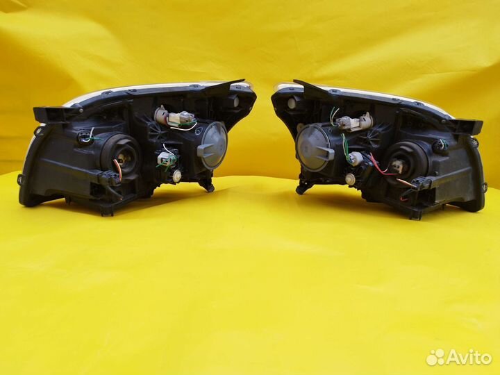 Фары Toyota Avensis T250