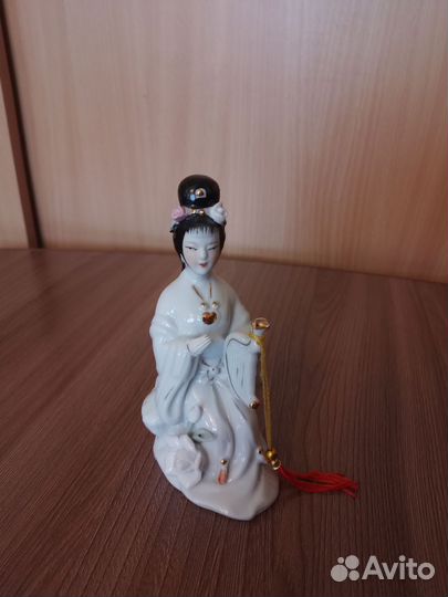 Фарфоровая статуэтка