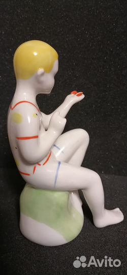 Фарфоровая статуэтка Мальчик с бабочкой